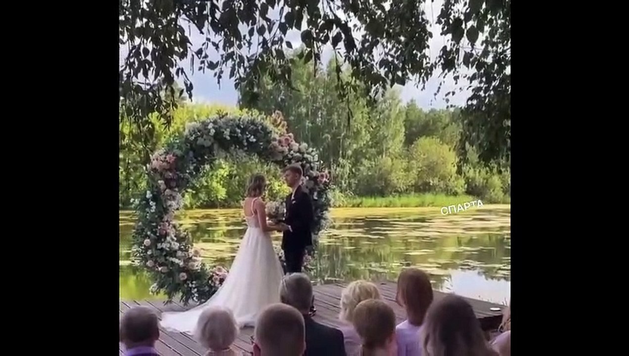 Une bien belle cérémonie de mariage... enfin presque