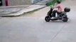 Cette fille en scooter n'a pas vu le cable qui trainait... douloureux