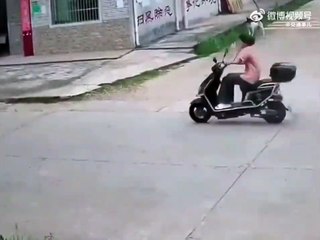 Cette fille en scooter n'a pas vu le cable qui trainait... douloureux
