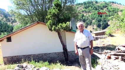 EVİN DUVARINI VE ÇATISINI, KESMEYE KIYAMADIĞI ASIRLIK AĞACA GÖRE YAPTI