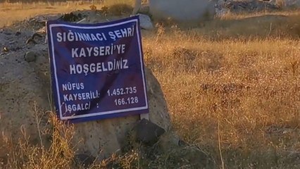 Kayseri’nin girişinde ilginç pankart: Sığınmacı şehri Kayseri'ye hoşgeldiniz