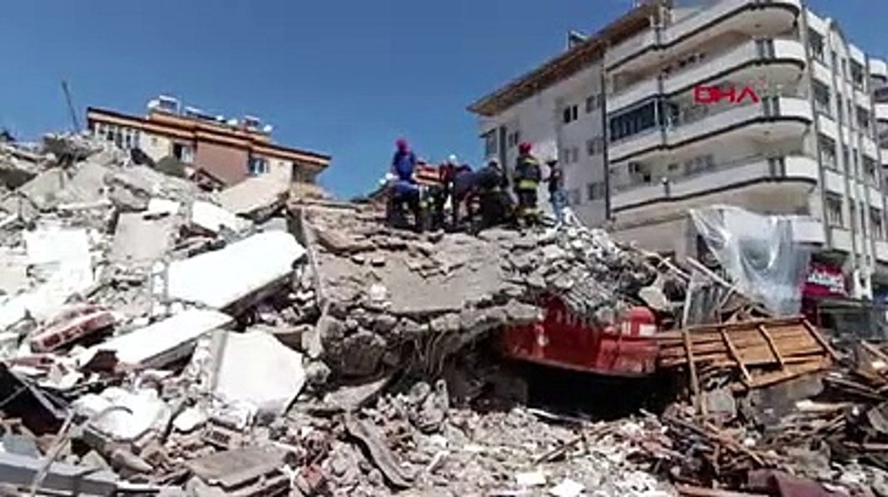 Ağır hasarlı bina çöktü: Bir işçi enkaz altında kaldı