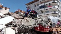Ağır hasarlı bina yıkım sırasında çöktü! 1 işçi enkaz altında