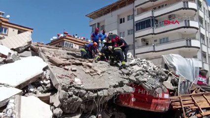 Ağır hasarlı bina yıkım sırasında çöktü! 1 işçi enkaz altında