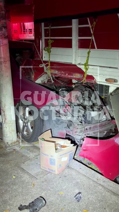 #Preliminar Incrustado en la parte trasera de un tráiler por no respetar la línea amarilla y la falta de iluminación #GuardiaNocturna