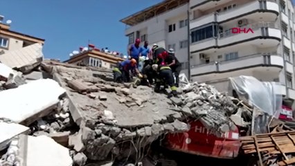 Yıkım sırasında ağır hasarlı bina çöktü: İş makinesi operatörü enkaz altında kaldı
