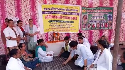 झूमी महिलाएं, झूले झूलने के लिए लगी हौड़़