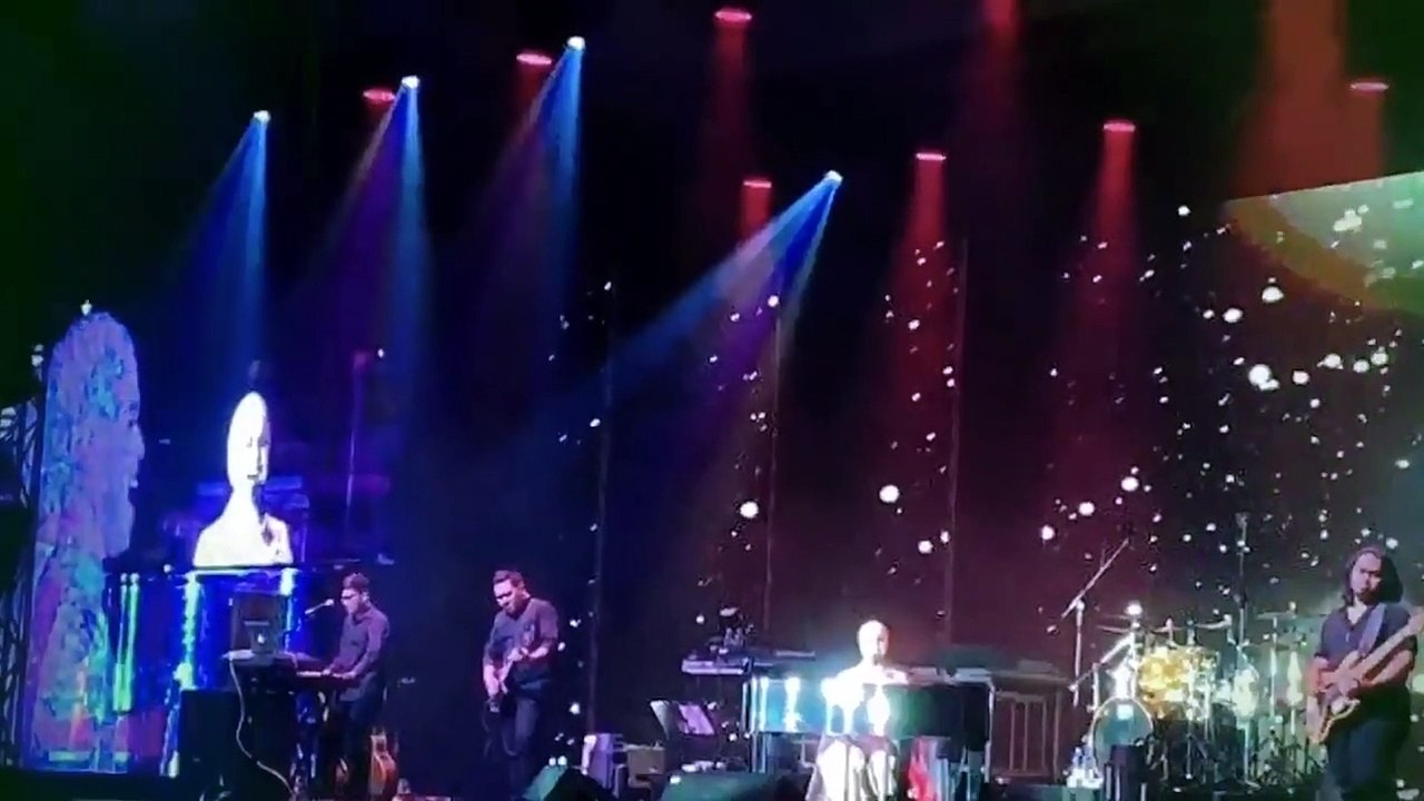 Spektakuler Duet Putri Ariani Bareng Ronan Keating