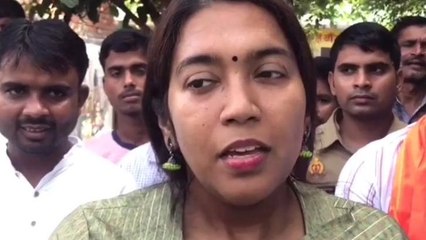 उन्नाव: विधायक और एसडीएम ने बाढ़ प्रभावित इलाकों में बाटी राहत सामग्री