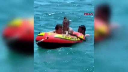 SÜRÜKLENEN BOTTAKİ ANNE VE OĞLUYLA ONLARA YARDIMA GİDİP MAHSUR KALAN 3 GENÇ KURTARILDI