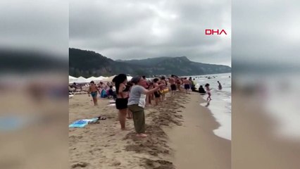 BARTIN'DA GEZİ TEKNESİ ALABORA OLDU; 6 KİŞİLİK AİLE KURTARILDI