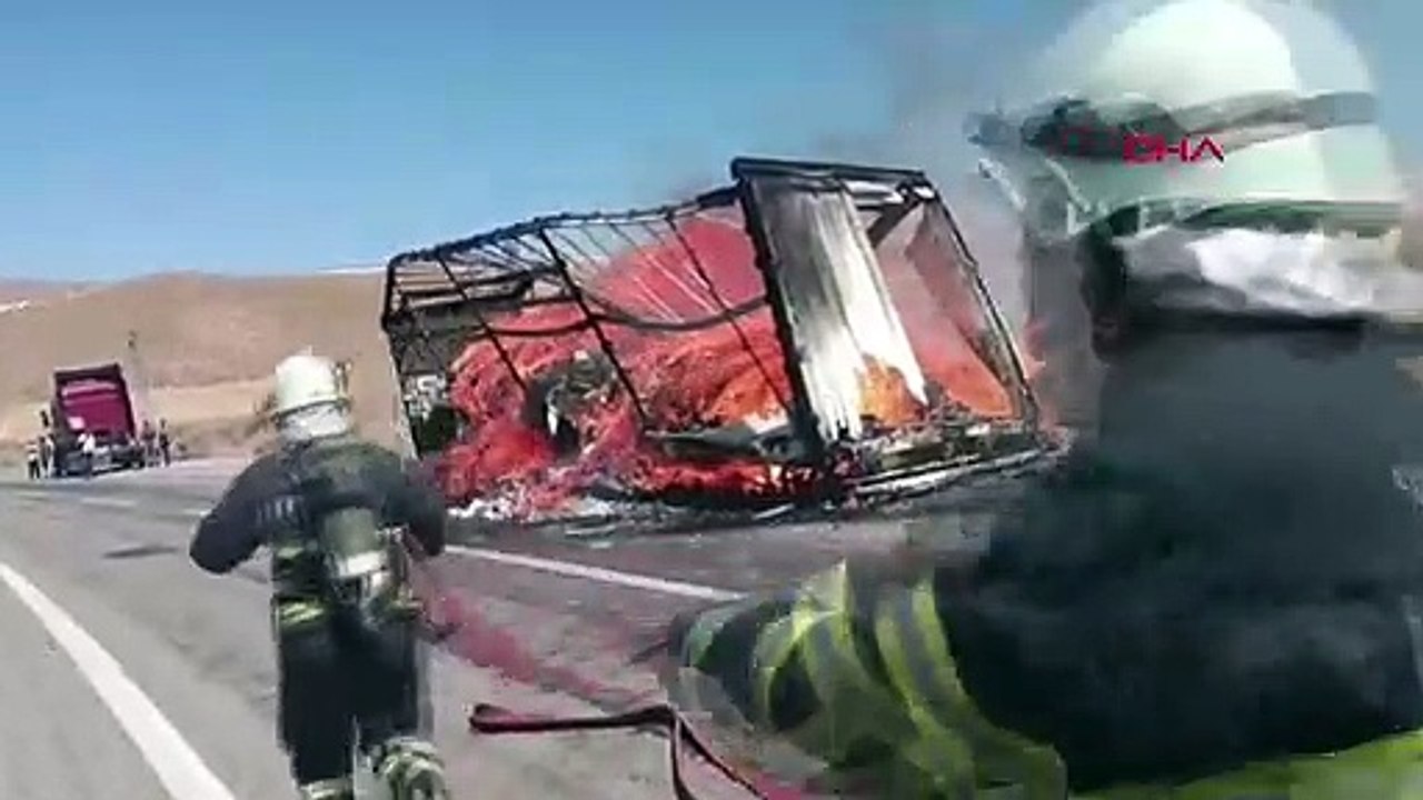 ISLAK MENDİL VE ÇOCUK BEZİ YÜKLÜ TIR'IN DORSESİ YANDI