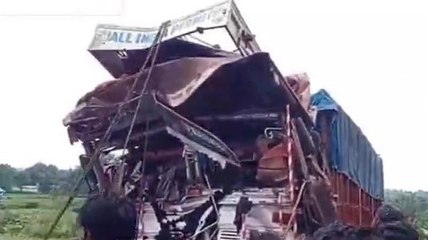 मंडला: भीषण सड़क हादसा, ब्रेक फेल होने से चालक परिचालक फसे