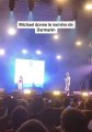 Michaël Youn balance, sur scène, le numéro de portable du Ministre de l'Intérieur, Gérald Darmanin, lors du Festival Big Crazy Night, au Mans