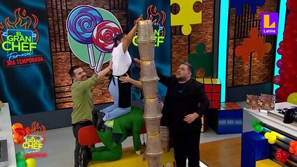 José Peláez toma en brazos a 'La Herbolaria' en 'El Gran Chef Famosos'.