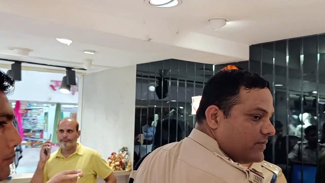 Thieves stole 6 lakh 50 thousand cash from 4 shops from the roof