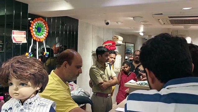 Thieves stole 6 lakh 50 thousand cash from 4 shops from the roof