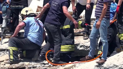 Deprem hasarlı binanın yıkımı sırasında yaşanan çökmede operatör yaşamını yitirdi