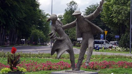 ZAKOPANE tanczaca para gorali wita turystow