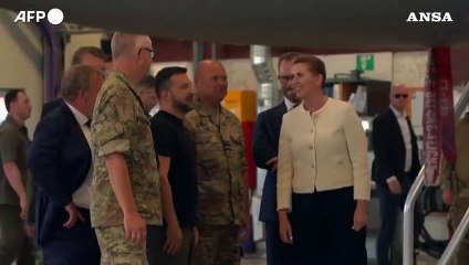 Danimarca, Zelensky e Frederiksen ispezionano un F16