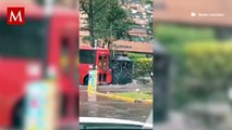 Captan un tinaco flotando en las calles de Zapopan debido a las fuertes lluvias