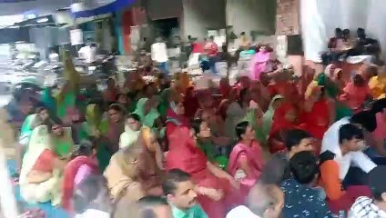 Video: इंदौर में शराब दुकान का अनोखा विरोध