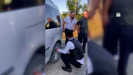 Düğün konvoyunu durdurup damattan lastik değiştirmesini istediler