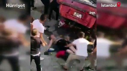 Küçükçekmece'de araç dereye uçtu: Yaralılar var