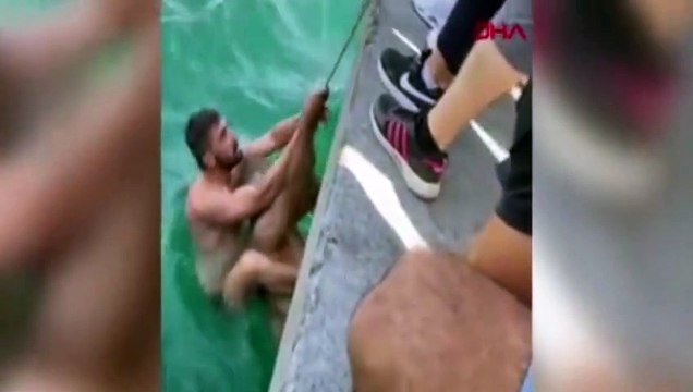 Boğulmak üzere olan baba ve oğlunu vatandaşlar son anda kurtardı
