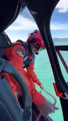 Casal é resgatado à deriva em Florianópolis após onda virar barco a vela
