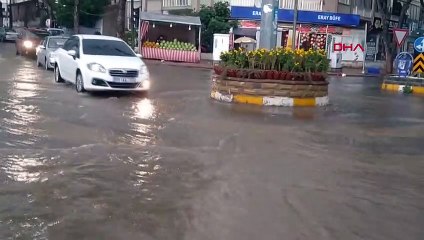 Nazilli'de Sağanak Yağmur Yolları Göle Çevirdi