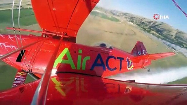 Türkiye’nin ilk kadın akrobasi pilotunun şovu büyüledi