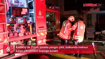 Yer: Kadıköy! Alevler 3 katlı binayı sardı, balkondan atladılar: 1 ölü , 2 yaralı