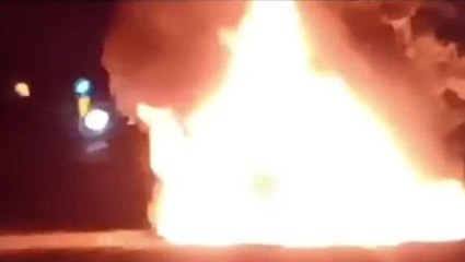 बदायूं: कार में लगी आग से मचा हड़कंप, दो लोगों ने कूदकर बचाई जान