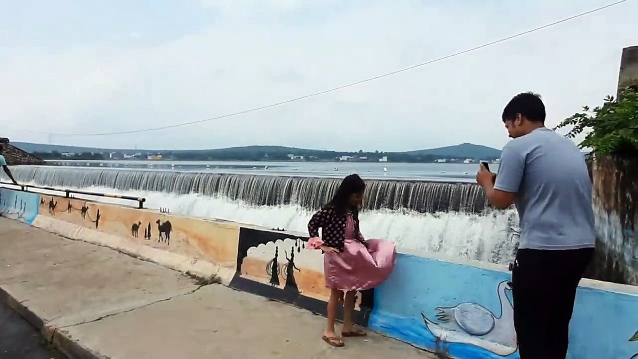 Clouds rained heavily in the district, sheets running on Khandia Talab in Jhalawar, people flocked to see