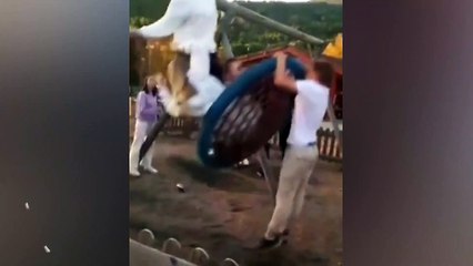 Salıncak sallama görevini fazla ciddiye alan adam