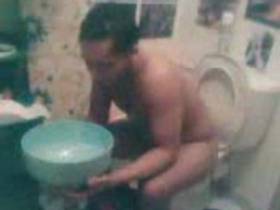 Sylvain sur les chiottes