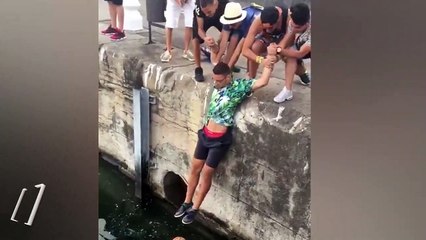 Denize düşen topu el birliğiyle çıkaran arkadaş grubu