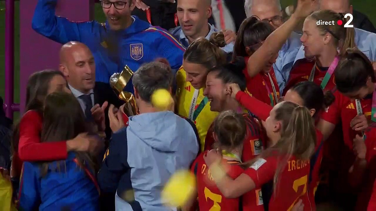 L'équipe d'Espagne soulève le trophée à l'issue...