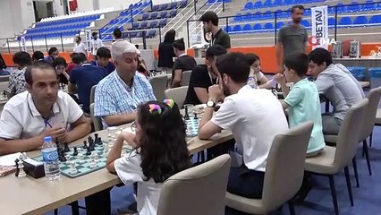 Bitlis'te 4 ülkeden 260 sporcu satranç turnuvasında ter döktü