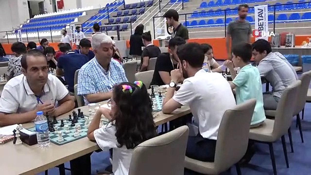 Bitlis'te 4 ülkeden 260 sporcu satranç turnuvasında ter döktü