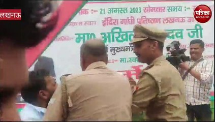Video: सपा महासम्मेलन में स्वामी प्रसाद मौर्य पर जूता फेंका, देखिए कैसे किया अधमरा