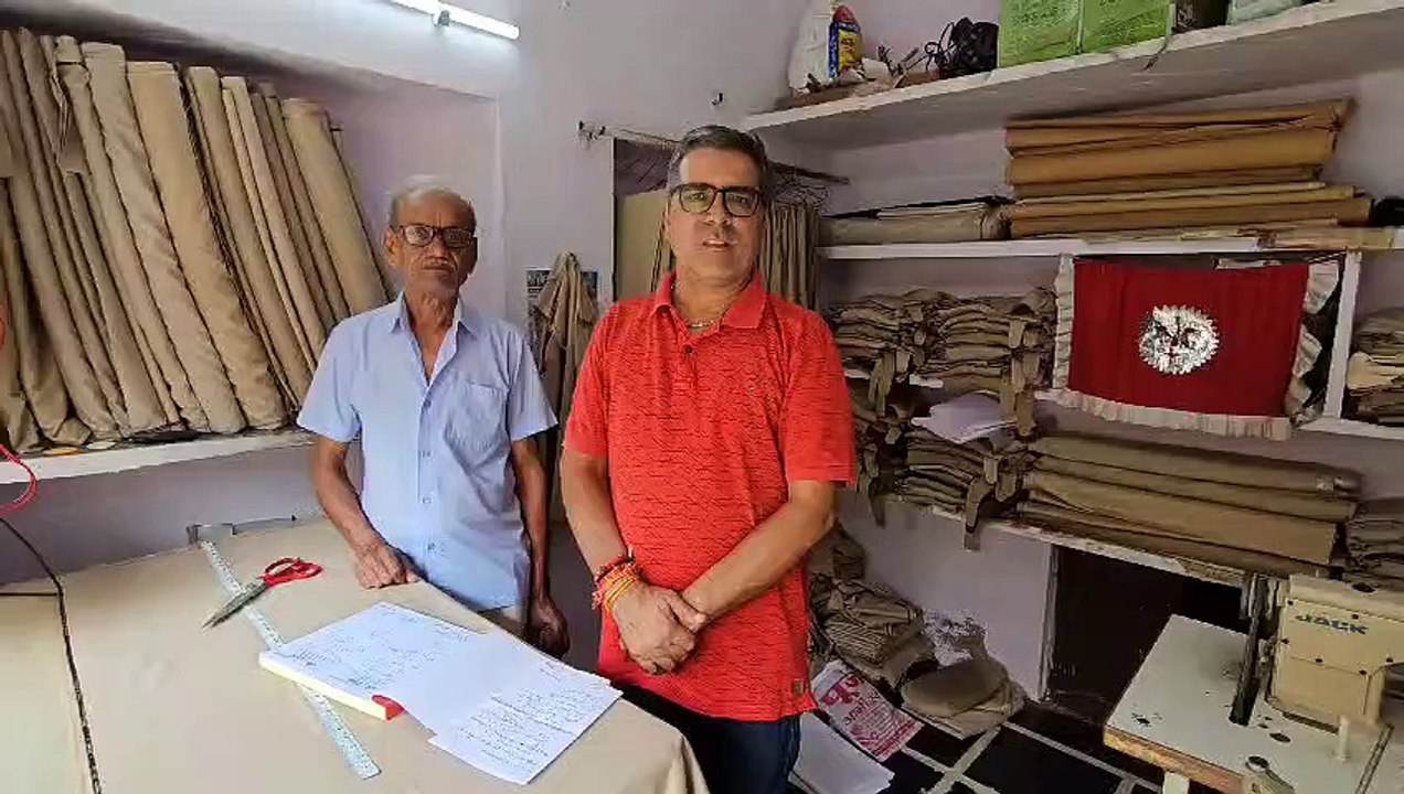 वर्दी के मास्टर! रमेशचंन्द्र छीपा 48 साल से कर रहे पुलिस वर्दी की सिलाई