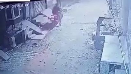 मेरठ: गली में टहला और घर के बाहर खड़ी बाइक लेकर चंपत हो गया बदमाश, देखिए लाइव वीडियो