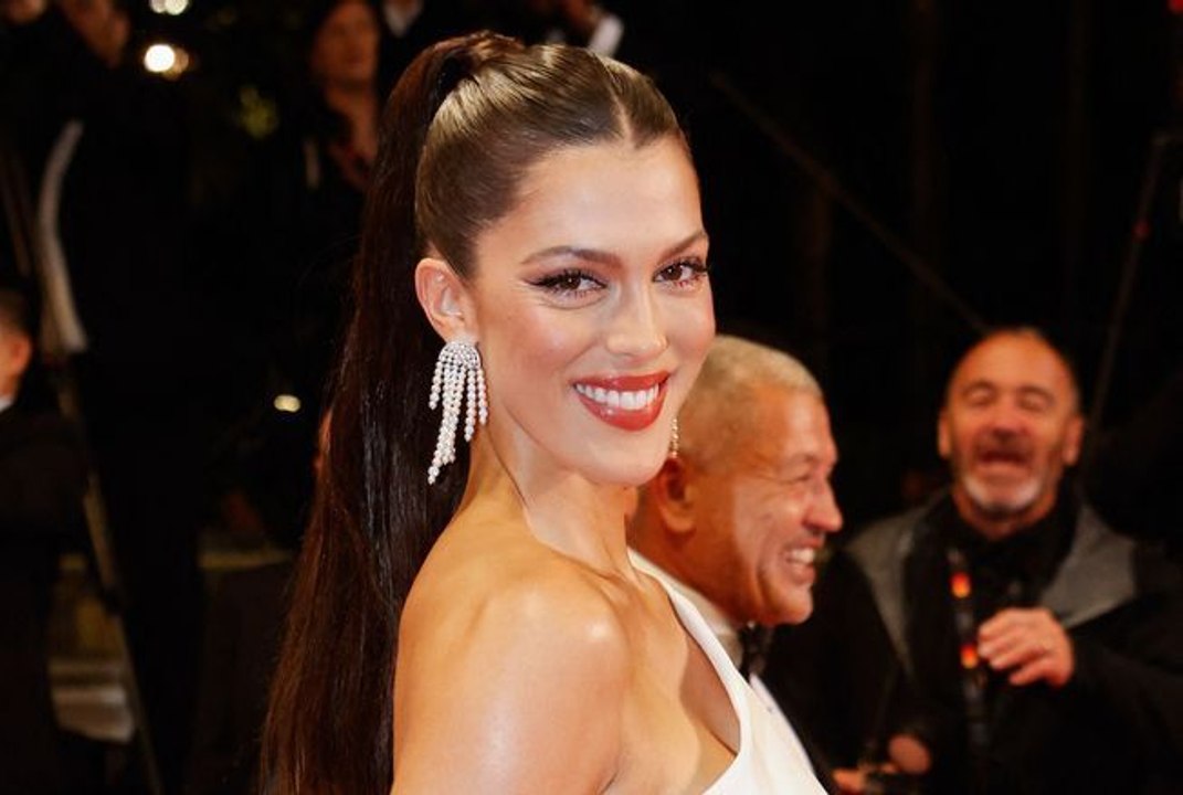 Cette tenue d'Iris Mittenaere à un mariage fait débat sur les réseaux sociaux