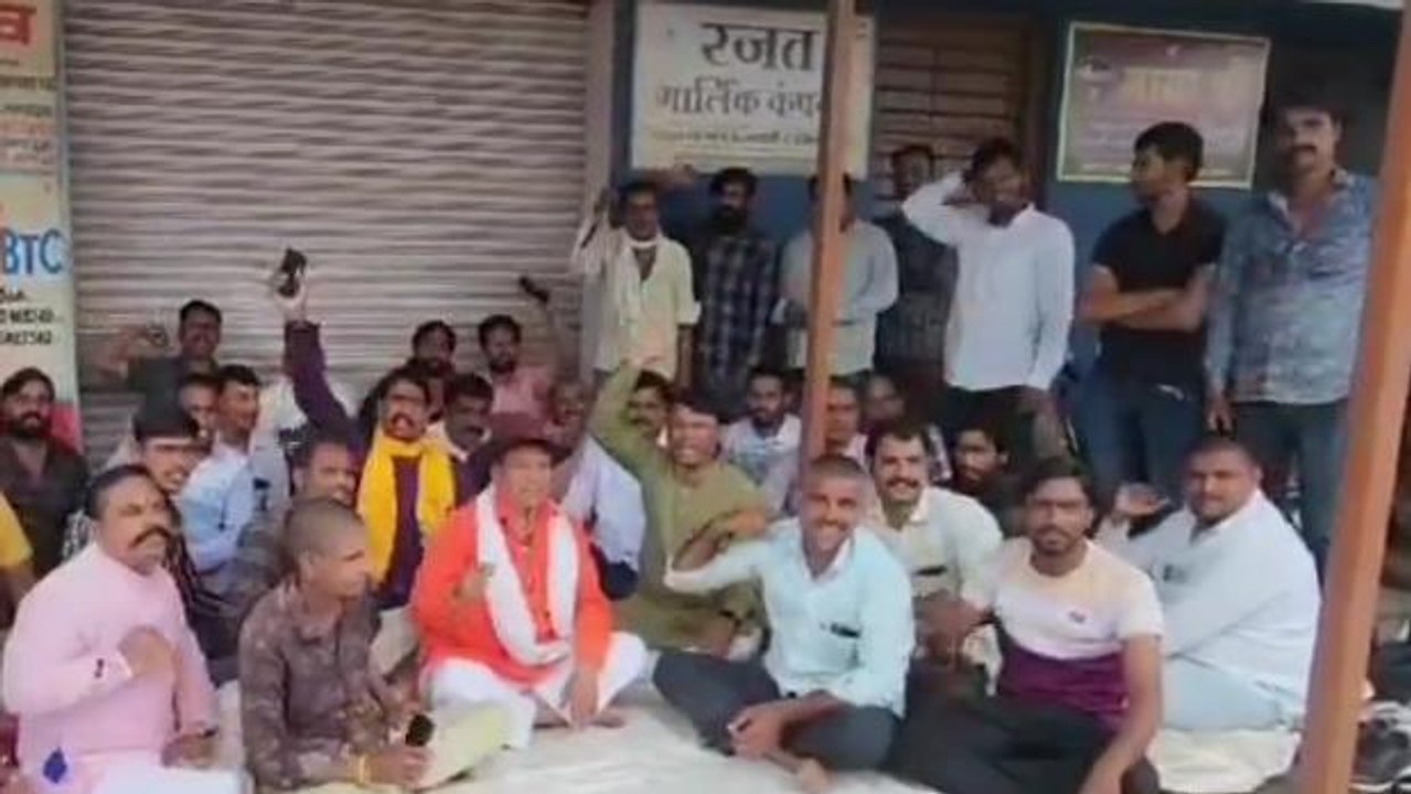 रतलाम: प्याज पर 40% निर्यात शुल्क का विरोध शुरू किसानों ने की बैठक