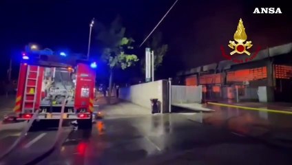 Padova, un incendio distrugge un deposito di merce cinese
