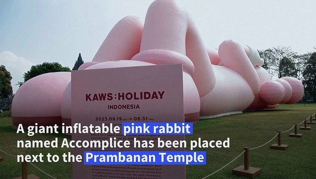 Giant sculpture wows onlookers beside Indonesian temple