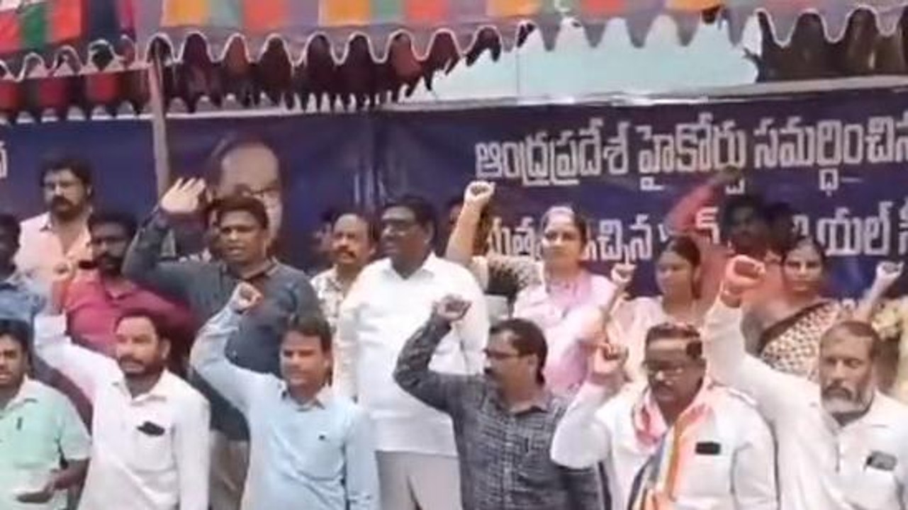 ఏలూరు జిల్లా: మోకాళ్లపై కూర్చొని ఉద్యోగులు నిరసన