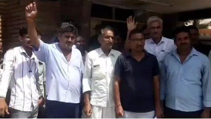 बाड़मेर: दुकानदारों ने कलेक्‍ट्रेट पर प्रदर्शन कर सौंपा ज्ञापन, जानिए क्‍या है मांंग